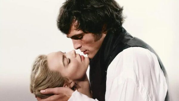 Emerald Fennell transforma clássico em fantasia sadomasoquista e impactante