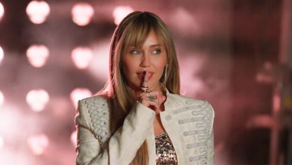 Miley Cyrus - Miley Cyrus Revive Hannah Montana no Trailer de 20 Anos