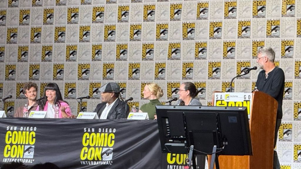 Elenco e equipe de God of War Laufey reunidos no painel da SDCC 2026